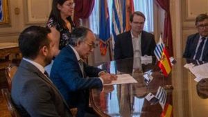 mario-cardama-firma-contrato-mdn