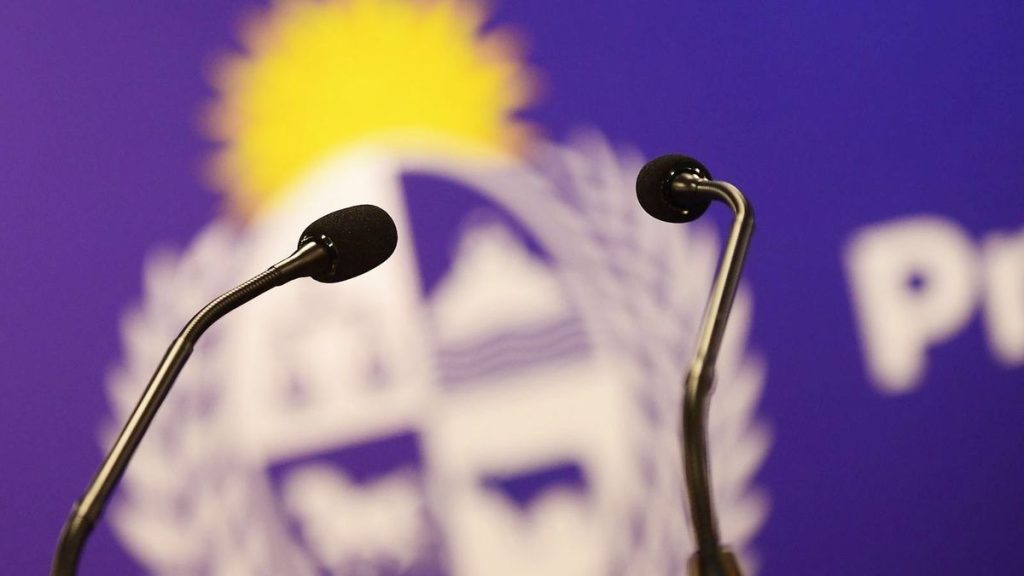 focouy-presidencia-torre-ejecutiva-gobierno-conferencia-comunicacion-microfonos