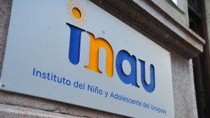 inau-cartel-logo-fachada-foco-uyjpg