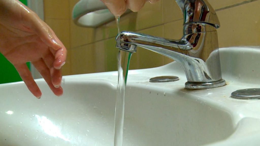agua-bano-canilla-palangana