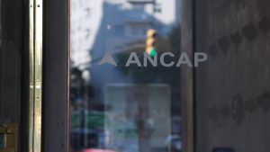 ancap-logo-vidrio-puerta-edificio-foco-uy