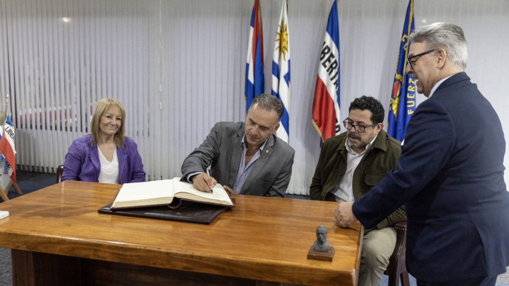 fotocosse-traspaso-de-mando-yamandu-orsi-carolina-cosse-alejandro-sanchez-base-aerea